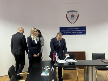 Helikopter MUP-a Srbije u Trebinju spreman za gašenje požara (FOTO)