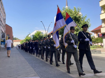 Svečani defile Vojske Srbije kroz Prijedor uoči obilježavanja bitke na Kozari