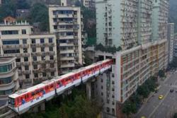 Voz koji prolazi kroz zgrade (VIDEO)