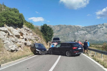 Saobraćaj obustavljen - Više lica povrijeđeno u udesu u Popovom polju