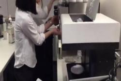 Portreti mušterija u pjeni kafe (VIDEO)