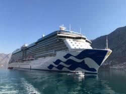 Ovo je najveći brod koji je uplovio u zaliv Boke Kotorske (FOTO)