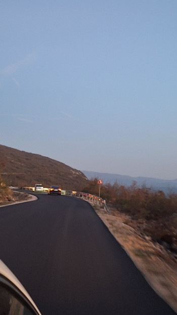 На дионици пута Зови До - Дивин реконструкција постојећег асфалтног слоја