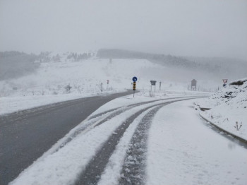 Na prevojima Rogoj i Čemerno zbog snijega otežan saobraćaj
