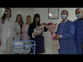 Gradonačelnik Ćurić darovao prvu bebu rođenu u novoj godini (Video)