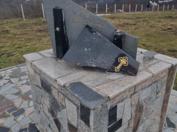 Ponovo oskrnavljena Spomen ploča u selu Jelačići kod Kladnja (FOTO)