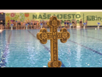 310 djece plivalo za Časni krst (Video)