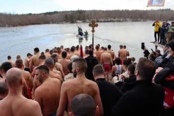 Luka Gudelj prvi doplivao do Časnog krsta u Nevesinju