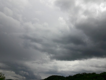 Облачно, киша повремено, у брдско-планинским предјелима слаб снијег