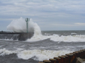 Због јаког вjетра обустављен поморски саобраћај на Јадрану