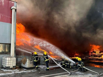 Гори фабрика ''Бамби'' пожар захватио кров, велики број ватрогасаца на терену