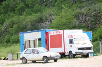 Trebinjac osuđen na tri godine zatvora: Izbačen iz lokala pa vlasnika ubo nožem u vrat