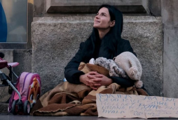 Fotografija majke koja prosi sa djetetom obišla region: Ipak, ona je klasični prevarant!