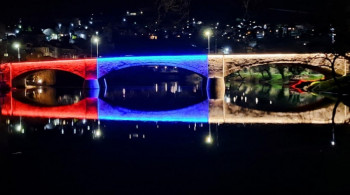 Камени мост засијао у бојама српске тробојке