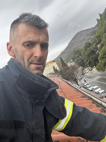 Humanost na djelu: Vatrogasac Željko Ćurić besplatno očistio oluke na Poreskoj upravi