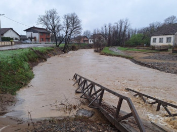 Zbog izlivanja vode obustavljen saobraćaj na određenim putnim pravcima