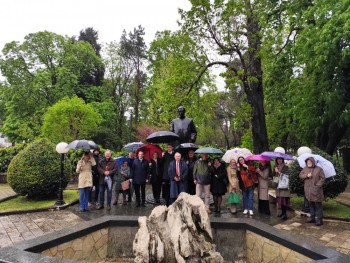 Položeno cvijeće na spomenik Dučiću i Njegošu