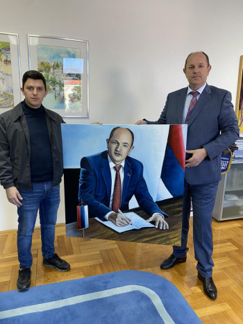 Umjetnički portret kao znak zahvalnosti: Diplomac iz Bajine Bašte naslikao direktora ERS-a