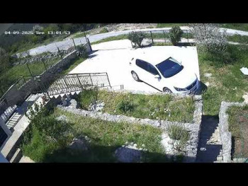 VIDEO/ Sve zabilježeno kamerom: Vozilo velikom brzinom udarilo u moto-kultivator na Volujcu