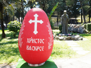 U susret Vaskrsu: Gradske ulice ukrašene oslikanim vaskršnjim jajima