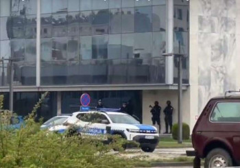 I jutros vanredno u Istočnom Sarajevu, policija motri na svaki korak: Blokirane ulice, niko ne može da priđe zgradi