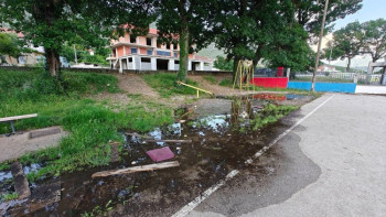 Kvar na vodovodnoj cijevi poplavio dio igrališta u Trebinju, uskoro sanacija problema