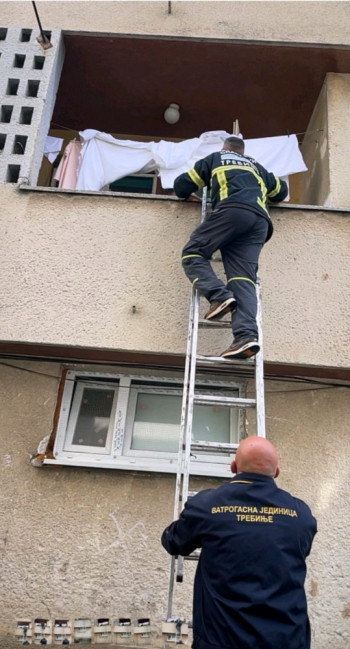Heroji dana: Vatrogasci preko balkona spasili staricu iz zaključanog stana