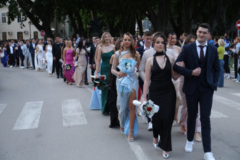 Матуранти Центра средњих школа у свечаном дефилеу (ФОТО)