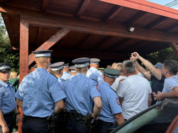 Pristalice Miličevića ispred njegove kuće; Pokušali da spriječe policiju i pravosudne organe da rade svoj posao 