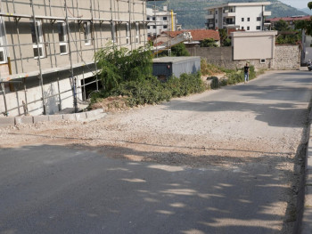 Ponovo raskopana ulica u Hrupjelima, i tako je već sedmicama i niko ništa (Foto)