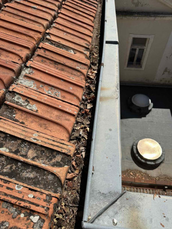 Vatrogasac Željko Ćurić besplatno popravio oluke i ciglu na Centru za socijalni rad