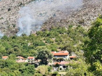 Пожар на 150 метара од кућа у селу Жаково код Требиња; Дејствује хеликоптер МУП-а Српске (ВИДЕО