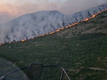 Требиње: Пожари и даље активни, али под контролом (ВИДЕО)