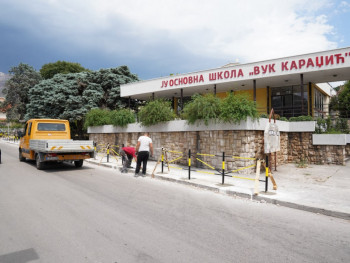 Foto vijest – Počelo postavljanje zaštitne ograda ispred škole u Policama