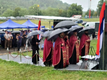 Парастос за убијене и погинуле цивиле и борце на Озрену; Српска и даље трага за 1.616 лица (ФОТО)