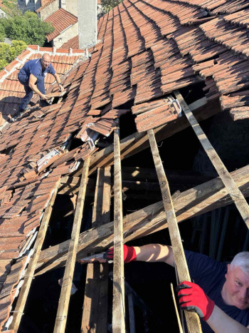 Bravo! Četvorica pripadnika trebinjskih službi zaštite i spasavanja sanirali krov kuće u Bileći