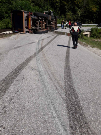 Prevrnuo se kamion kod Tjentišta, vozači oprez!