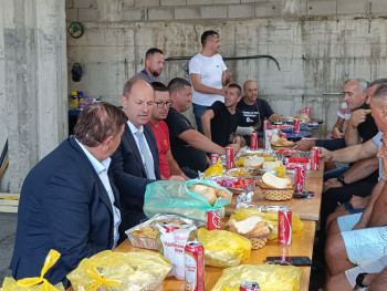 Podrška na terenu: Petrović obišao blokadu, pomogao i donio namirnice