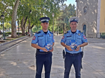 PU Trebinje: Podjela letaka u okviru kampanje „Registruj oružje bez sankcije“