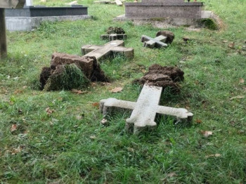 Егић у посјети православном гробљу код Зенице, гдје су вандали оштетили више од 60 крстова и споменика