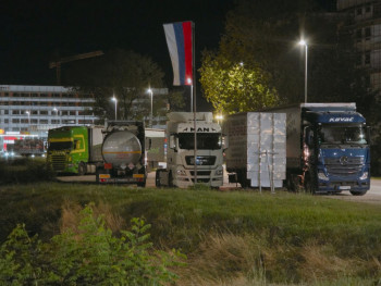 Kamione ponovo parkiraju uz sami put na ulazu u Trebinje