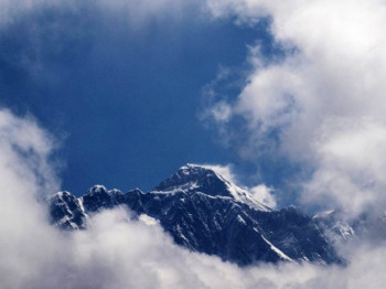 Стотине планинара заробљено на падинама Монт Евереста након сњежне олује