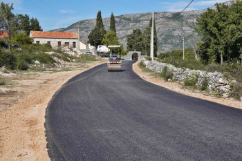 Асфалтиран пут према Манастиру Дужи