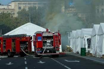 Ispred Narodne skupštine Srbije došlo da pucnjave, izbio i veliki požar