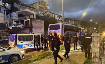 Incidenti u Herceg Novom zbog grafita Oslobodilačkoj vojsci Kosova, intervenisala policija