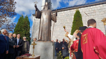 U Kolašinu otkriven spomenik mitropolitu Amfilohiju