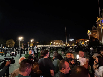 Haos ispred Skupštine Srbije: Policija spriječila masovnu tuču dvije grupe građana