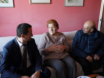 Градоначелник обишао мајку погинулог борца Гојку Ћук: У току санација крова на стамбеној јединици наше суграђанке 