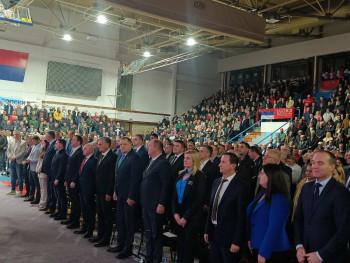 Veliki broj Trebinjaca dočekao Dodika i Karana na centralnoj tribini u Trebinju (foto/video)