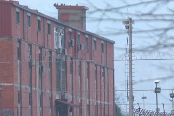 Advokat donio farmerke ženi iz BiH u zatvor u Spužu, pozlilo mu kad su otvorili kesu